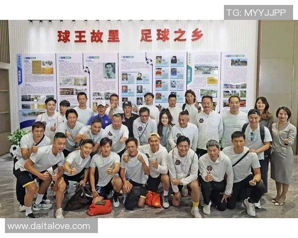 国际足球明星齐聚一堂热情鼓掌展现团结精神与友谊风采